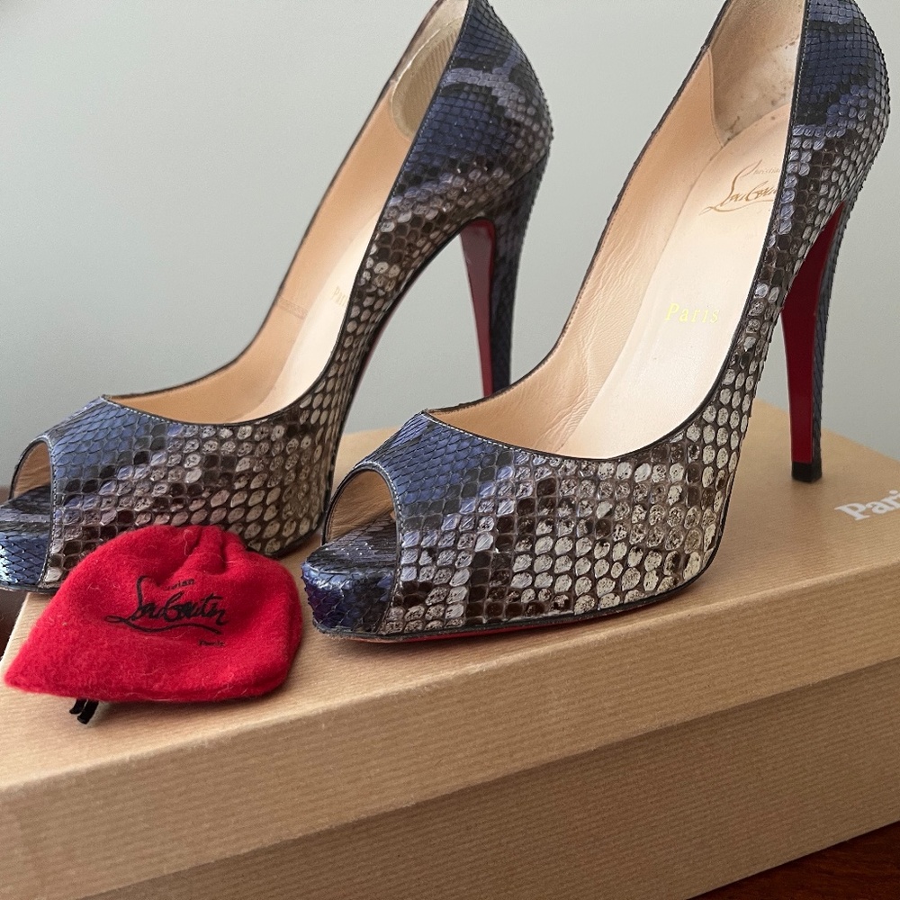 Beautiful rare Christian Louboutin Very Prive 120 Python Peep Toe Pumps